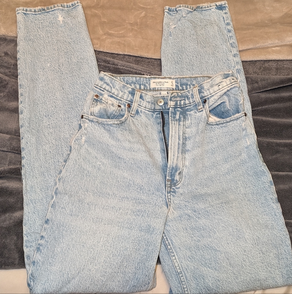 Abercrombie 27 Long (Size 4) Curve Love 90s Straight Ultra High Rise Light Wash